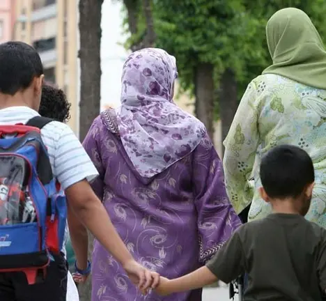 Varias mulleres con hiyab paseando pola r&uacute;a