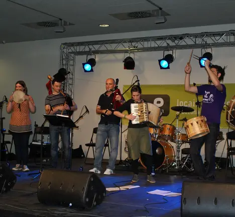 Actuaci&oacute;n musical dun grupo de base