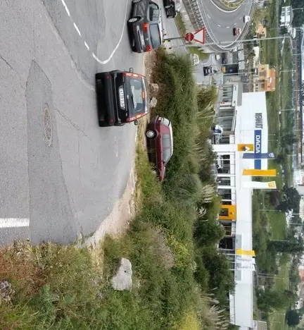 Tramo da r&uacute;a Monte das Moas que da acceso &aacute; avenida da pasaxe que carece de beirarr&uacute;as