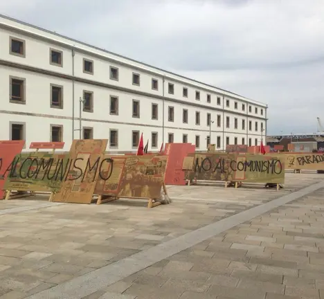 Pintadas aparecidas na exposici&oacute;n "A Forza Necesaria" (foto de @SermosGaliza)