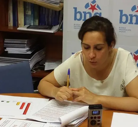 Avia Veira dando conta dos gastos con reparos de legalidade durante un momento da rolda de prensa