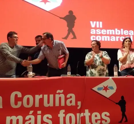 Momento no qu Xabier Filgueira recibe os parab&eacute;n da Executiva despois da s&uacute;a reelecci&oacute;n