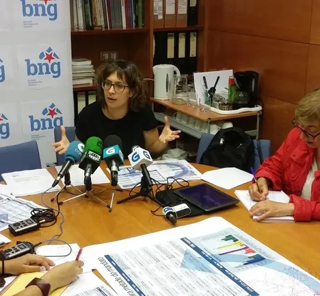 Momento no que a nosa concelleira Avia Veira daba conta aos medios do informe elaborado