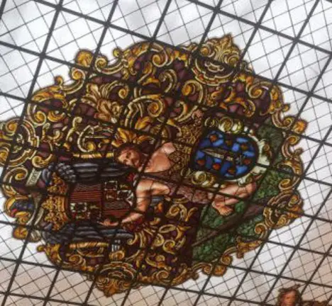 Vidreira con simbolox&iacute;a franquista sobre a escaleira principal do Concello da Coru&ntilde;a