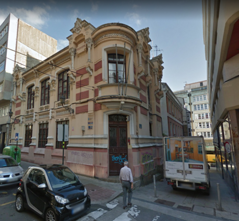 Imaxe exterior dun dos edificios de titularidade municipal que hoxe en d&iacute;a e empregado para usos referidos a ensino e educaci&oacute;n e onde ten a s&uacute;a sede a Federaci&oacute;n de Anpas da Coru&ntilde;a