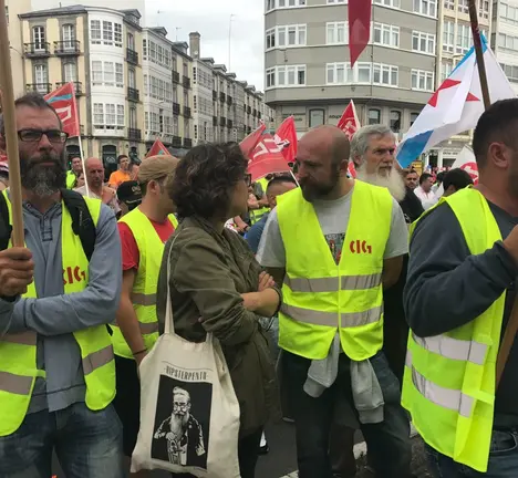 Chagada da manifestaci&oacute;n a diante da Delegaci&oacute;n do Goberno con Xos&eacute; Lu&iacute;s Rivas e Avia Veira xunto con traballadores do sector