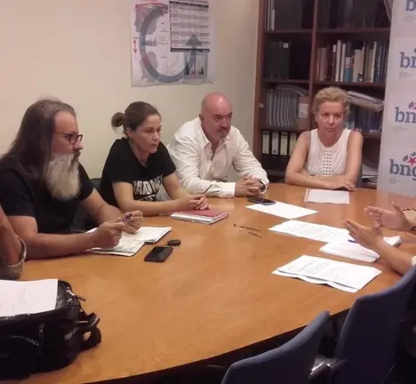 Momento da reuni&oacute;n que mantiveron parte do cadro de persoal de Ferrovial e a nosa concelleir Avia Veira