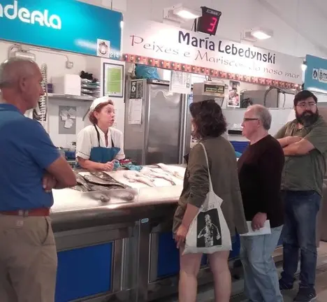 Momento no que a nosa concelleira Avia Veira fala con representantes da Asociaci&oacute;n do  Mercado das Cunchi&ntilde;as e da Asociaci&oacute;n Veci&ntilde;al da Agra no propio mercado