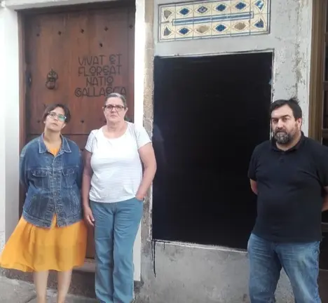 Avia Veira (Portavoz no Concello), Vitoria Louro (Respons&aacute;bel Comarcal) e Manel M&eacute;ndez (Respons&aacute;bel Local) ao car&oacute;n do mural danado esta madrugada.