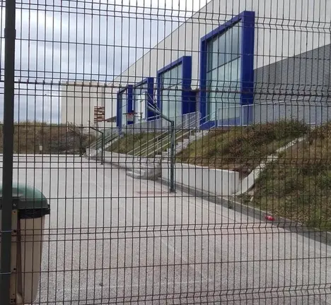 Vista exterior da pista deportiva do CEIP Emilia Pardo Baz&aacute;n de aaceso limitado por medio de escaleiras