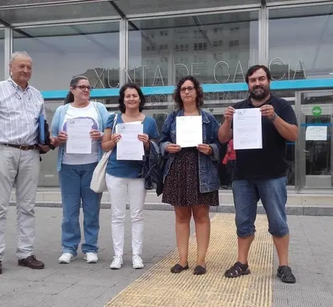 As portavoces municipais de Arteixo, Silvia Seixas, e da Coru&ntilde;a, Avia Veira, xunto con repons&aacute;beis comarcais do BNG momentos antes de presentar as alegaci&oacute;ns a planta de Santa Ic&iacute;a