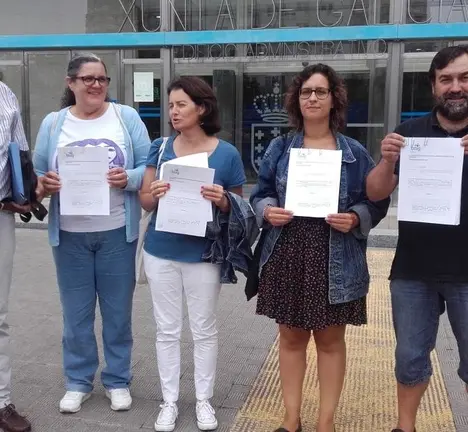 De esquerda a dereita, Manolo Ferreiro (Oleiros), Vitoria Louro (Resp. Comarcal), Silvia Seixas (Arteixo), Avia Veira (A Coru&ntilde;a) e Manel M&eacute;ndez (Resp. Local) momentos antes de presentar as alegaci&oacute;ns