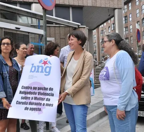 Ana Pont&oacute;n, Avia Veira e Vitoria Louro no inicio da campa&ntilde;a que iniciamos no ver&aacute;n para reclamar a apertura permanente deste xulgado
