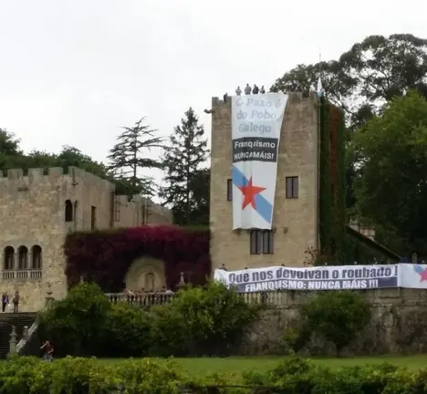 Toma simb&oacute;lica do Pazo de Meir&aacute;s realizada por compa&ntilde;eiras e compa&ntilde;eiros o 30 de agosto