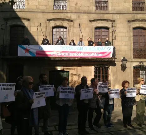 Momento da toma simb&oacute;lica da Casa Cornide realizada en setembro de 2017
