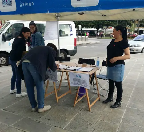 Momento en que varias mozas e mozos se achegaron &aacute; nosa carpa a asinar os pregos
