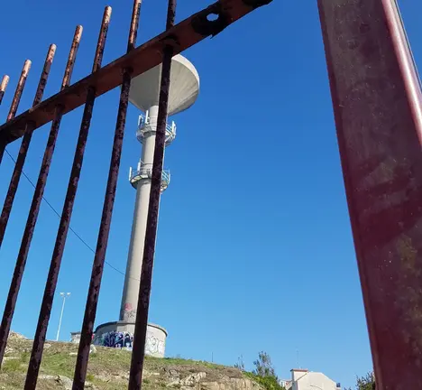 Vista da reixa desde o patio do CEIP onde esta a &aacute;rea infantil de xogos