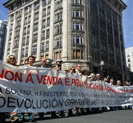 Cabeceira da mani realizada en maio en demandando a devoluci&oacute;n dos terreos portuarios obxecto de especulaci&oacute;n