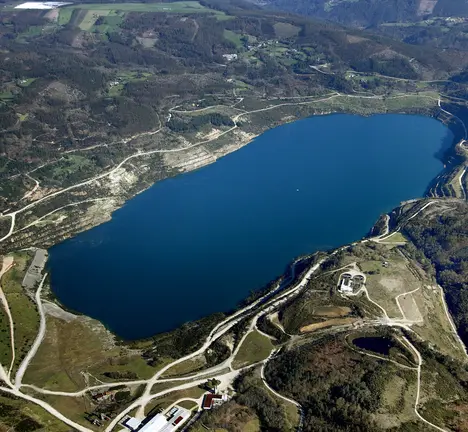 Imaxe a&eacute;rea actual do lago das Encrobas desde a que se quere facer o transvase da auga