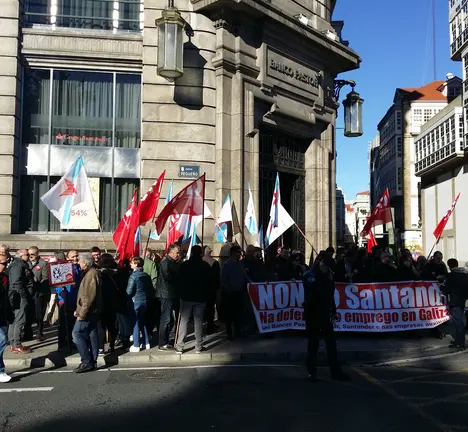 Concentraci&oacute;n do 14 de novembro de traballadoras e traballadores diante da antiga sede central do Banco Pastor