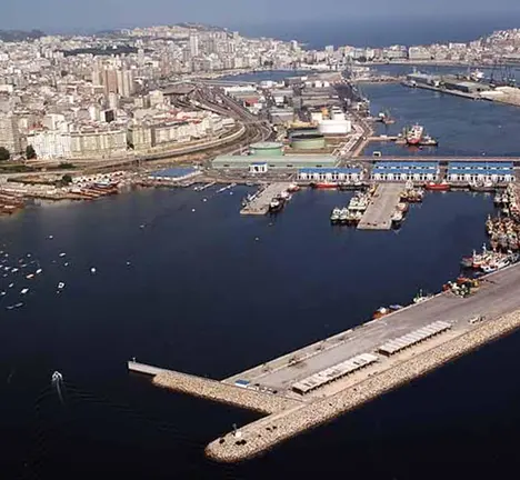 Vista a&eacute;rea do porto de Oza cos pantal&aacute;ns deportivos en primeiro termo