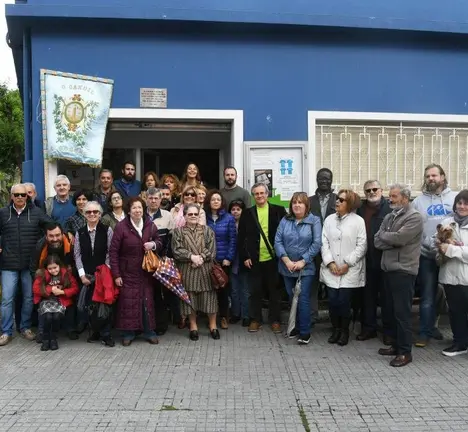 Foto diante da Biblioteca da A.VV. Monte Alto nos actos de celebraci&oacute;n do 40 aniversario