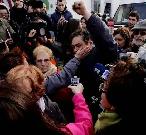 Momento do recebimento pola veci&ntilde;anza de Elvi&ntilde;a de &Aacute;lvaro Corral despois de ser depexado a s&uacute;a propia casa