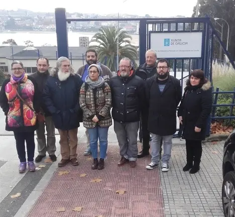 Xos&eacute; Lu&iacute;s Rivas Mini e Vitoria Louro, xunto coas concelleiras e cos concelleiros da comarca, diante do Santiago Ap&oacute;stolo coa R&iacute;a do Burgo ao fondo