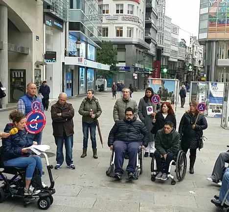 Lectura do manifesto pola "Accesibilidade xa!" lido polas entidades na actividade realizada o pasado 7 de novembro no Obelisco
