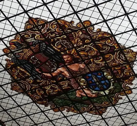 Detalle da vidreira franquista coa aguia en primeiro termo