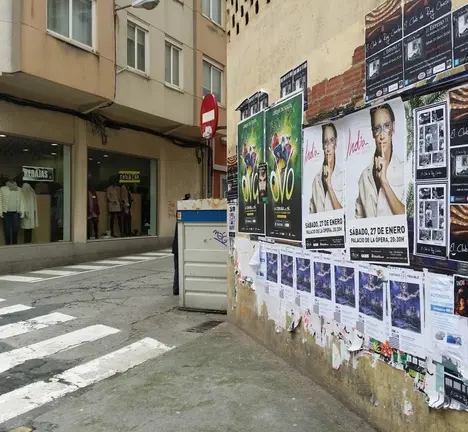 Muro onde foron sancionados os membros do C.S. Gomes Gaioso cheo de carteis publicitarios mesmo do concello da Coru&ntilde;a
