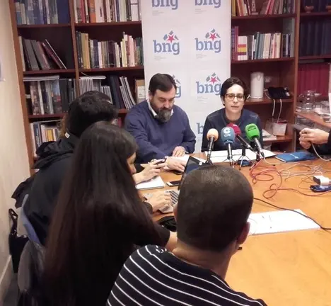 Avia Veira e Manel M&eacute;ndez presentando as emendas aos orzamentos do Concello de 2018