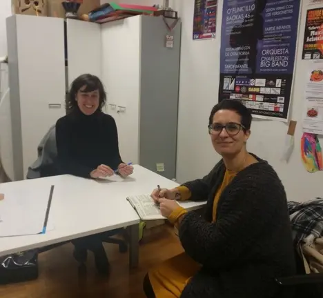 Monica Calvo (esquerda) e Avia Veira nun momento da reuni&oacute;n mantida no despacho da asociaci&oacute;n veci&ntilde;al