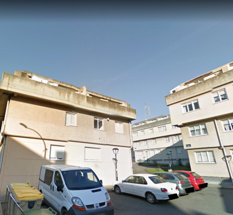 Exterior da comlexo de vivendas na r&uacute;a Joaqu&iacute;n Mart&iacute;n onde se atopa o piso comprado polo Concello