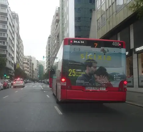 Bus da li&ntilde;a 7 percorrendo as r&uacute;as de Xo&aacute;n Fl&oacute;rez (foto: Wikipedia Commons Sicixia bus)