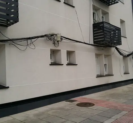Situaci&oacute;n do cableado hoxe en d&iacute;a suspendido provisionalmente nas fachadas dos edificios de Palavea