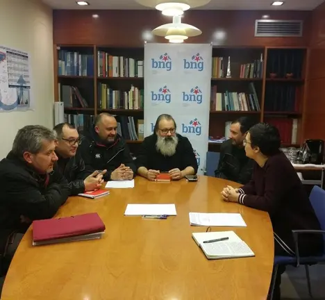 Un dos momentos da reuni&oacute;n entre os representates das traballadoras e traballadores de Ferrovial e o BNG