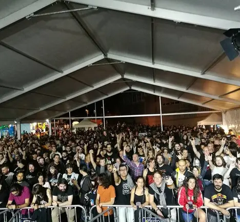 Unha ateigada carpa durante as festas de 2017 no barrio de Novo Mesoiro