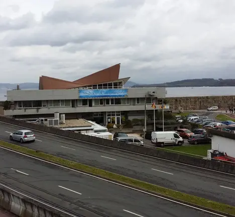 Vista das instalaci&oacute;ns do Centro Oceanogr&aacute;fico desde os xard&iacute;ns da Maestranza