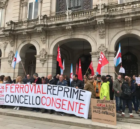Concentraci&oacute;n de traballadoras e traballadores das instalaci&oacute;ns deportivas municipais diante do Concello da Coru&ntilde;a