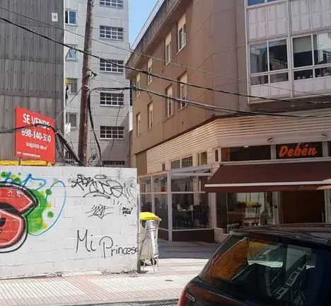 Imaxe da mara&ntilde;a de cables nun poste na r&uacute;a da Torre preto da s&uacute;a confluencia co Campo da Le&ntilde;a