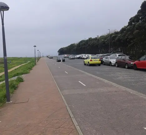 Contorna da Cidade Deportiva da Torre con coches circulando e aparcados
