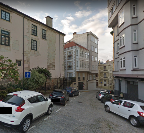 R&uacute;a Nosa Se&ntilde;ora do Rosario na Cidade Vella con coches estacionados en ambos marxes