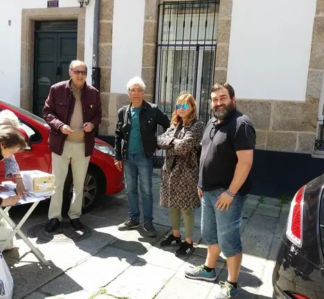 O noso respons&aacute;bel Local Manel M&eacute;ndez xunto con membros da A.VV da Cidade Vella e a Cadeco diante dunha das mesas de votaci&oacute;ns