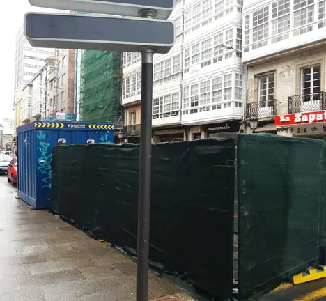 Colector de recollida de entullos e cabina situados na r&uacute;a Compostela