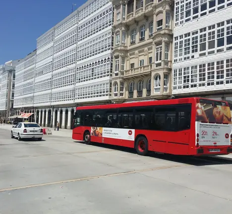 Bus da Compa&ntilde;&iacute;a de tranv&iacute;as realizando parada en Porta Real