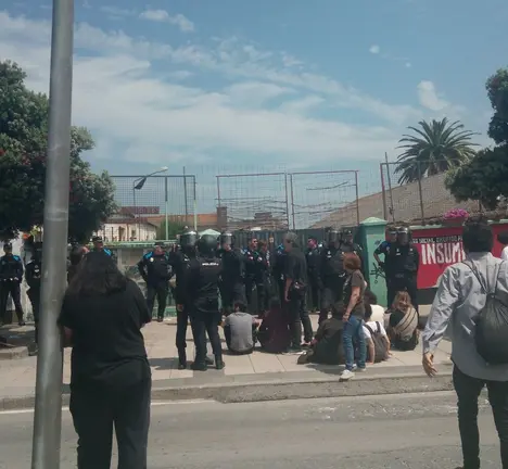 Exterior da Comandacia durante a concetraci&oacute;n en contra do despexo