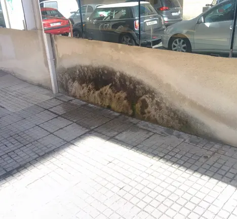 Zona exterior do Centro C&iacute;vico de San Diego coas filtraci&oacute;ns e humidades