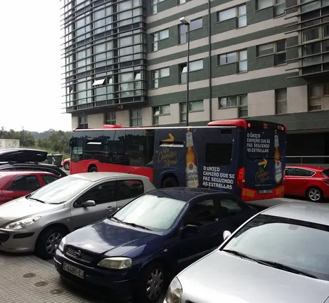 Autob&uacute;s da Compa&ntilde;ia de Tranv&iacute;as percorrendo unha r&uacute;a da cidade