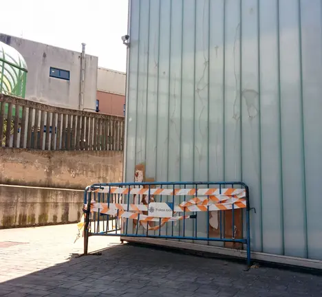 Paneis exteriores do Centro &Aacute;gora que levan un ano sen ser reparados